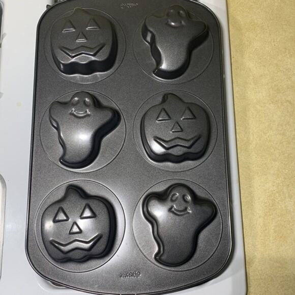 Wilton non-stick Halloween baking pan. Great condition. - Picture 2 of 2